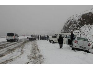 Kar Yağışı Ve Buzlanma Kazaları Beraberinde Getirdi