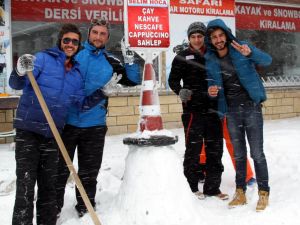 Uludağ'da kar başladı, işletmecilerin yüzü güldü