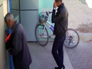 Bisiklet Hırsızını Ayakkabısı Ele Verdi