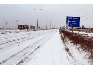Sivas, Kayseri Karayolunda Kar Yağışı Etkili Oldu