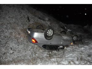 Otomobil Buzlu Yolda Takla Attı, 2 Yaralı
