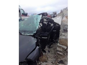 Yol Kenarındaki Duvara Çarpan Otomobil Hurdaya Döndü, 1 Yaralı