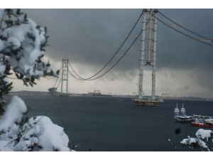 Körfez Geçiş Köprüsü'nde kar manzarası