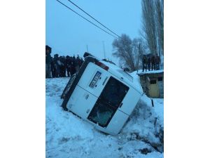 Minibüs Şarampole Yuvarlandı: 15 Yaralı