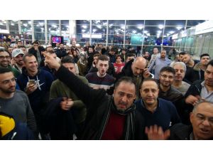 Havalimanında alkışlı ve ıslıklı 'iptal' protestosu