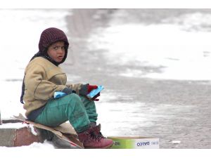 Tek eldivenli Suriyeli çocuğun soğukla imtihanı