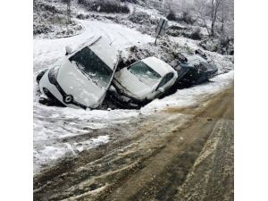 Rize’de Kar Yağışı Kazaları Da Peşinden Getirdi