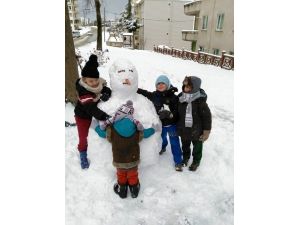 Kar Yağışı En Çok Çocukları Sevindirdi