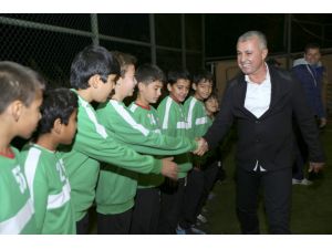 Manavgat Belediyesi 250 gence futbol malzemesi yardımı yaptı