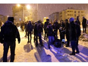 Kavga İhbarına Giden Polis Ekipleri Yolda Kayan Üniversiteli Gençlere Çarptı