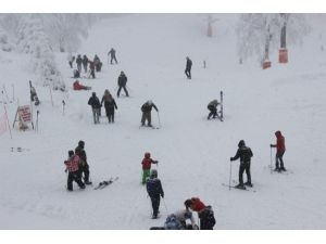 Yılbaşı Tatilcileri Kayak Merkezlerine Akın Etti
