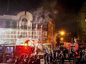 Suudi Arabistan'ın Tahran Büyükelçiliği binası ateşe verildi