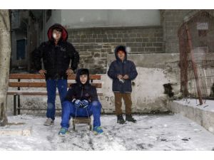 Kar Yağışı Çocuklara Büyük Sevinç Yaşattı
