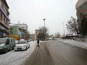 Tunceli'de mevsimin ilk karı yağdı: 270 köy yolu kapalı