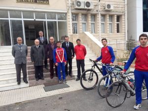 Adanalı bisikletçiler, Türk bayrağını Pozantı’dan teslim aldı