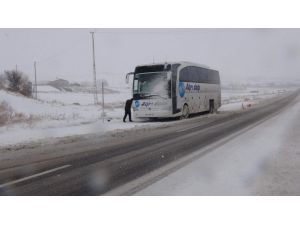 Yolda kalan otobüsleri vatandaşlar itti
