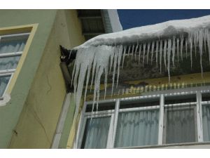 Çatıdan Sarkan Buzlar Tehlike Saçıyor