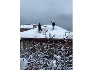 Çatıda Güvenliksiz Kar Temizleme Cesareti