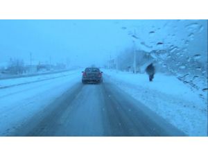 Kırşehir karayolunda şiddetli tipi ve kar yağışı devam ediyor