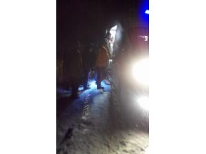 Buzlu yolda minibüs takla attı: 3'ü ağır 6 yaralı