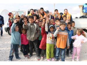 Suriyeliler yardımlar ile ısınıyor