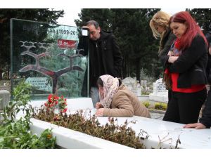 Berkin Elvan’ın doğum gününde mezarına karanfil bırakıldı