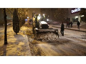 Kar, Şanlıurfa’da ulaşımı felç etti hastalar yolda kaldı