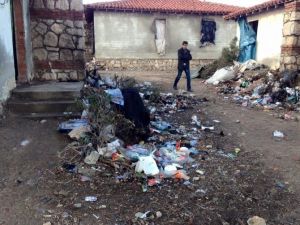 Çeşme’de Sığınmacıların Yaşadığı Alanlar Çöp Yuvasını Döndü