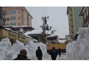 Yüksekova’da kar temizleme çalışması