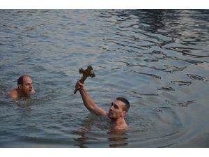 Balat’ta denizden haç çıkarma töreni