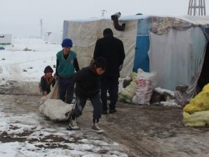 Çadırda Yaşayan Suriyeli Ailelere Giyim Ve Yakacak Yardımı Yapıldı