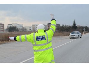 Trafik Polisleri Sürücüleri Zorlu Kış Şartlarına Karşı Uyardı