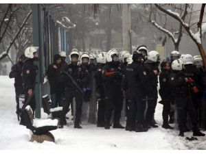 Diyarbakır’da İzinsiz Yürüyüşe Polis Müdahalesi