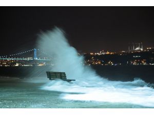 İstanbul'da lodos dev dalgalar oluşturdu