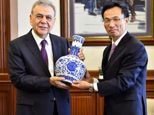 Çin Büyükelçisi Hongyang, işadamlarıyla birlikte Kocaoğlu'nu ziyaret etti