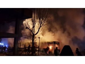 Gazi Mahallesi'nde otobüs yakıldı