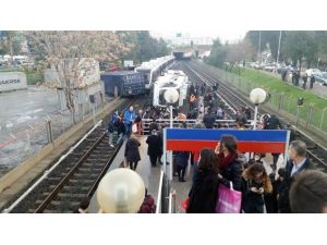 İzmir’de Metro Devrildi Çok Sayıda Yaralı Var