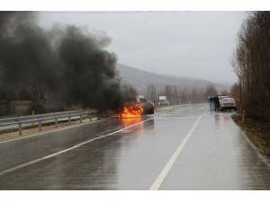 Kaza Yapan Otomobil Alev Topuna Döndü