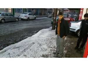 İskenderun'a dolu yağdı vatandaş kar sandı