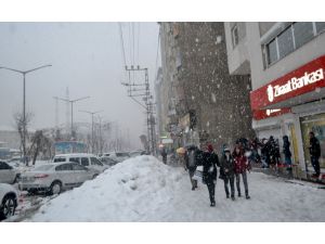 Yüksekova’da kar kalınlığı 1 metreyi aştı