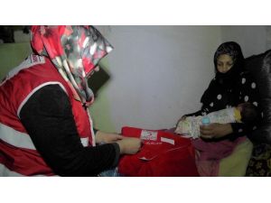 Suriyeli Aileye ‘Sevgi Bohçası’ Yardımı