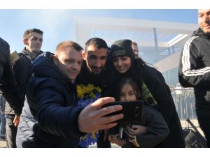 Fenerbahçe Ordu-Giresun Havalanı'nda çiçeklerle karşılandı