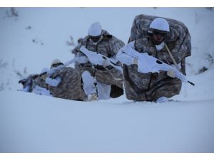 Şemdinli'de derin kar ve şiddetli soğukta muharebe eğitimi