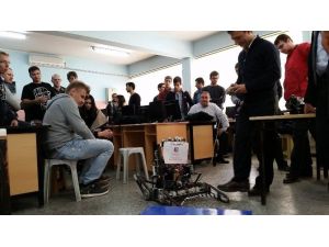 Çek Cumhuriyeti Ve Portekiz Den Gelen Üniversiteli Öğrencilere Kayserili Gençler Robot Eğitimi Verdi