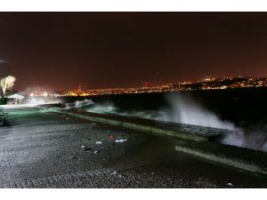 Boğaz kıyılarına dev dalgalar vurdu, deniz seferleri iptal
