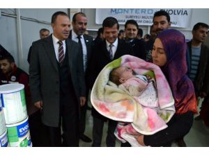 Suriyeli annelere bebek maması dağıtıldı