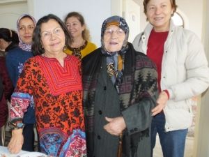 Edremit’de 84 Yaşındaki Şair Gülbüz Nineye Alkış