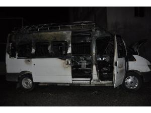 Kahta'da alev alan minibüs kullanılamaz hale geldi