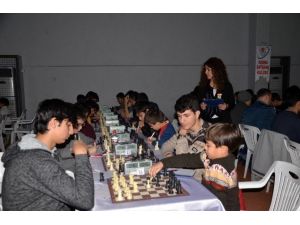 5 Ocak Kurtuluş Kupası Satranç Turnuvasına 400 Sporcu Katıldı