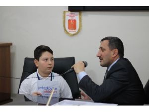Öğrenciler Milli Eğitim Müdürü Erdoğan’la Röportaj Yaptı